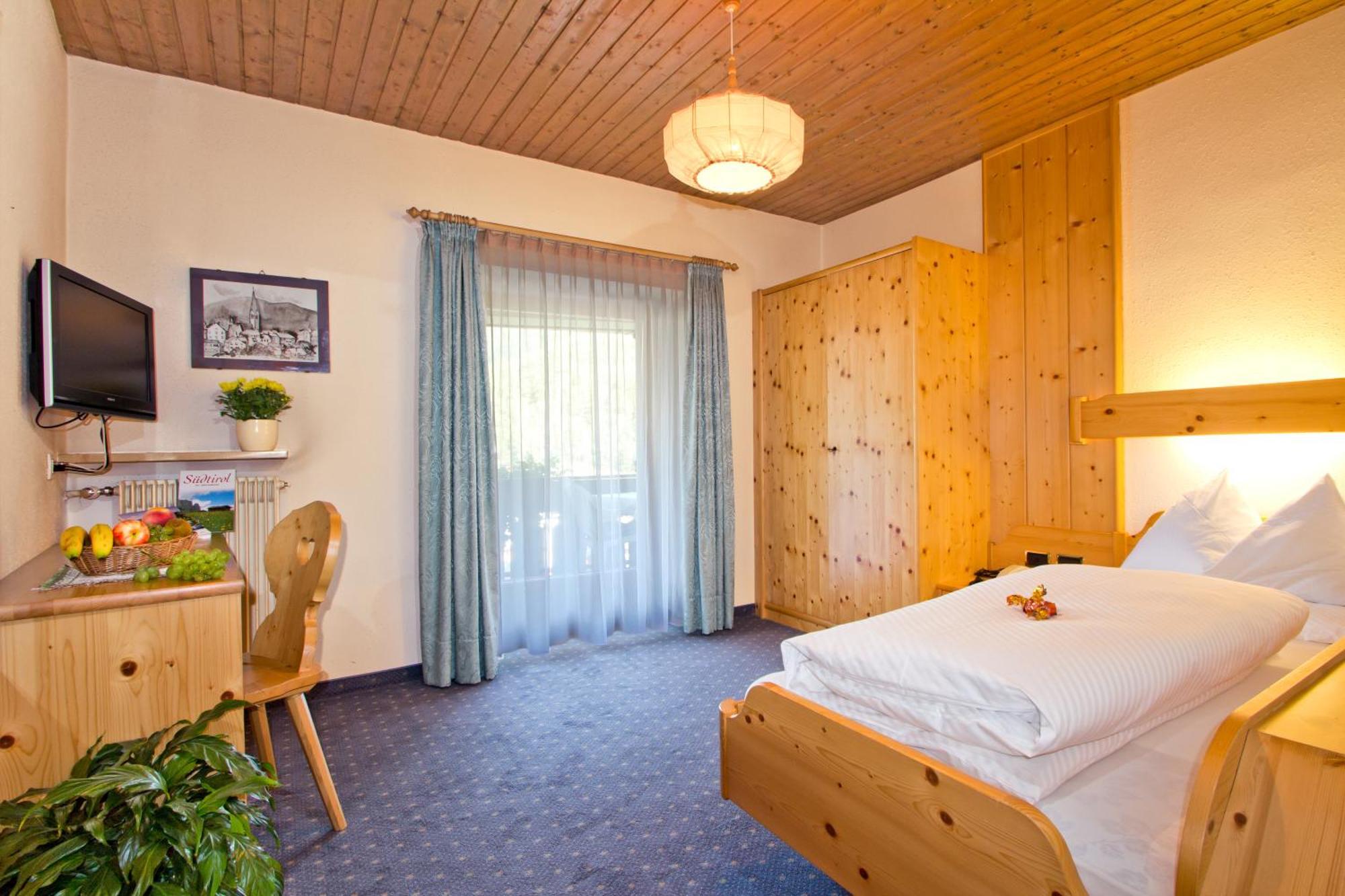 Hotel B&B Gasthof Zur Linde Rio di Pusteria الغرفة الصورة