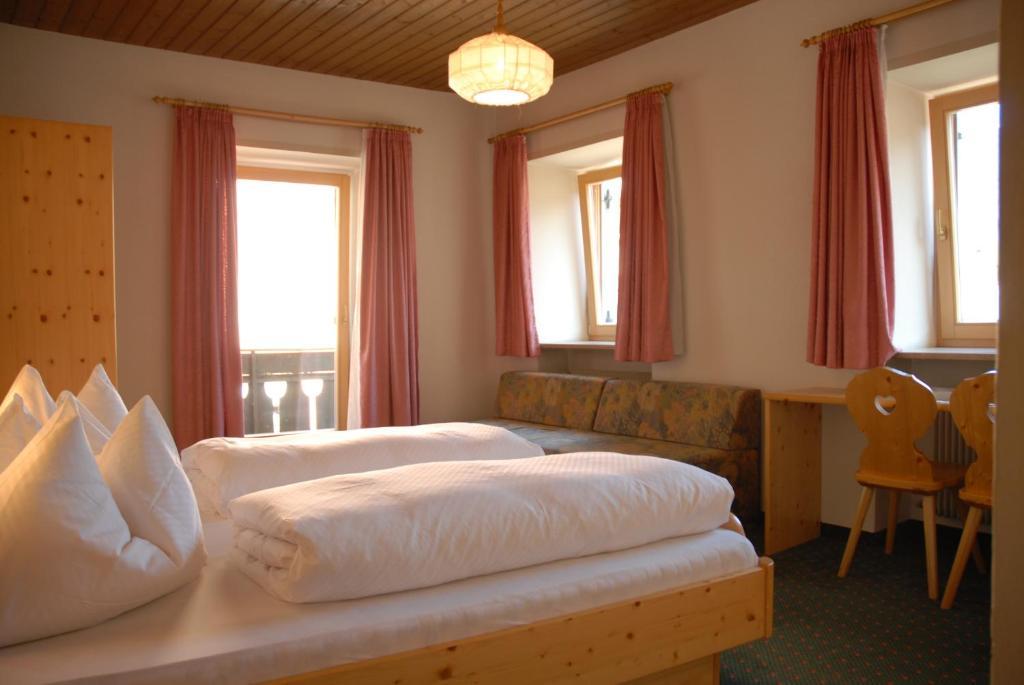 Hotel B&B Gasthof Zur Linde Rio di Pusteria الغرفة الصورة