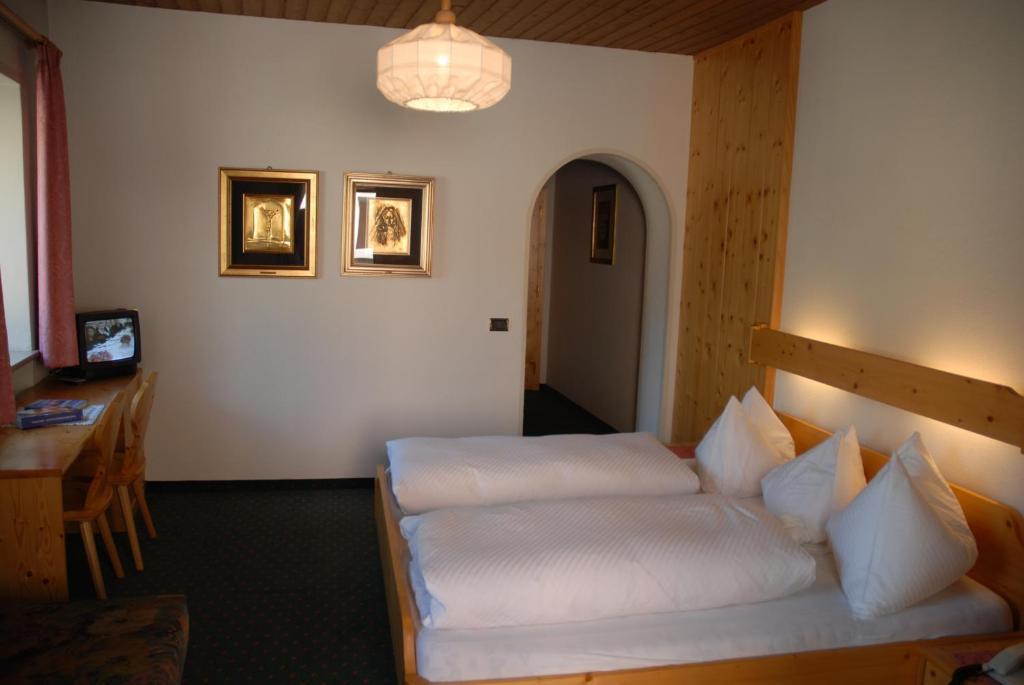 Hotel B&B Gasthof Zur Linde Rio di Pusteria الغرفة الصورة