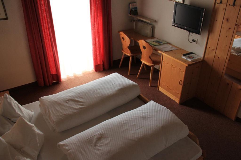 Hotel B&B Gasthof Zur Linde Rio di Pusteria الغرفة الصورة